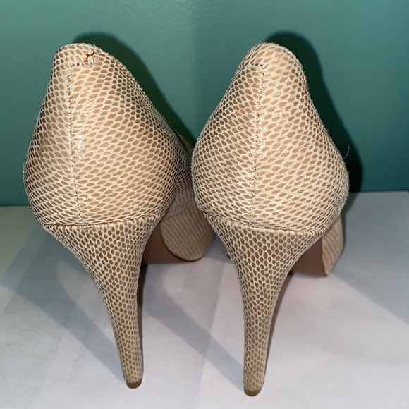 BCBG PLATFORM NUDE SNAKE PRINT HEELS 7.5 SEXY BEAUTIFUL - Picture 7 of 13